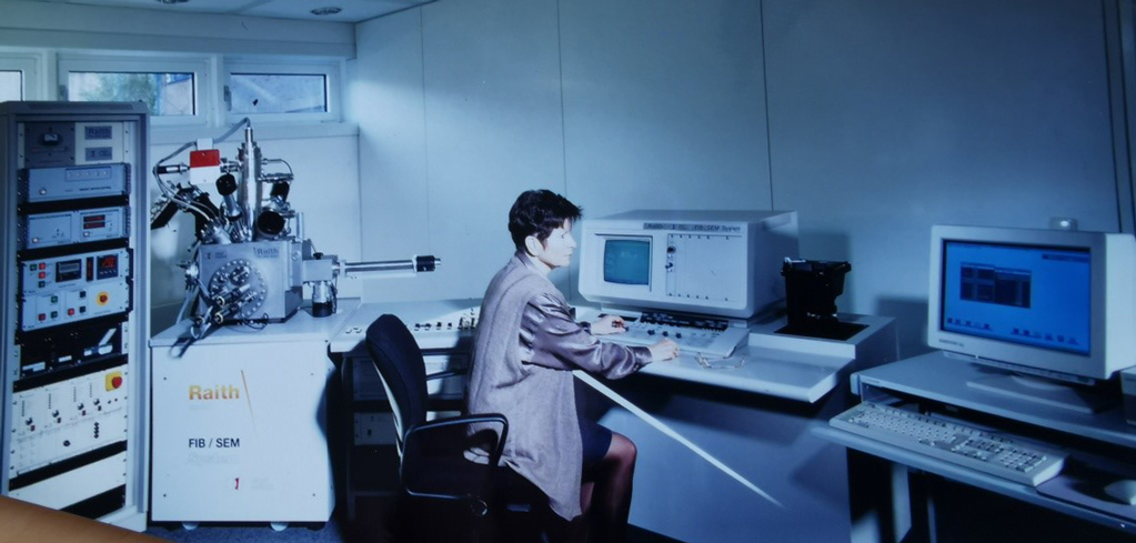 Photo of the Brigitte Brüggemann working at Raith´s TRULY first FIB-SEM system