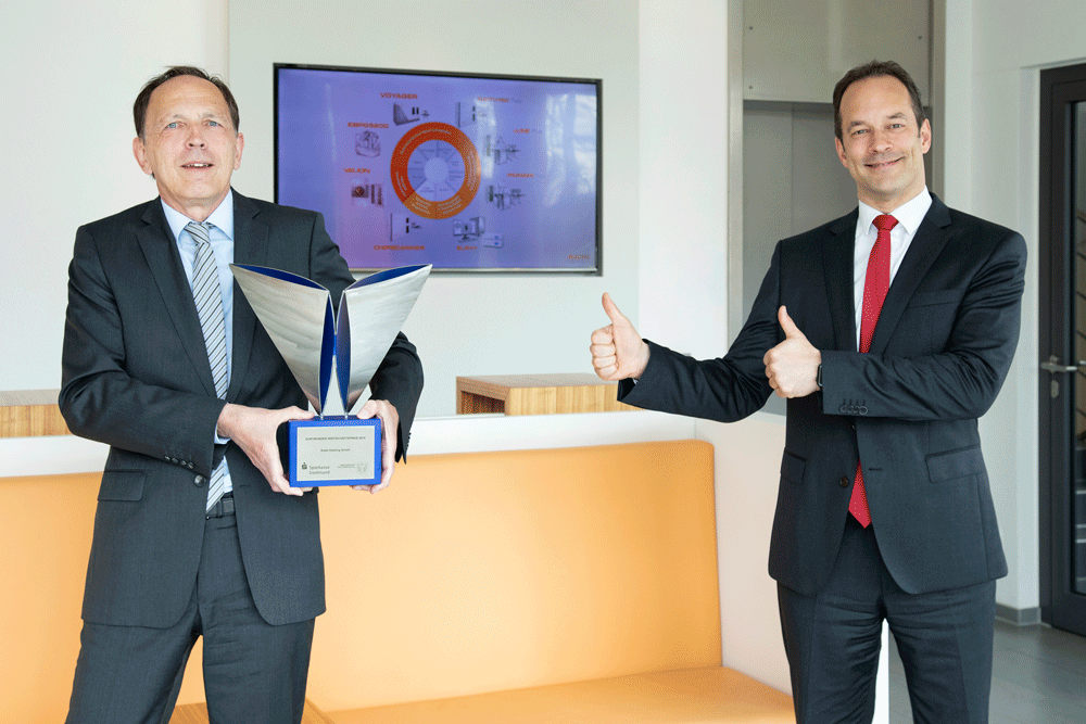 Photo of Peter Orth presenting the buiseness award to Raith's CEO Dr. Ralf Jede