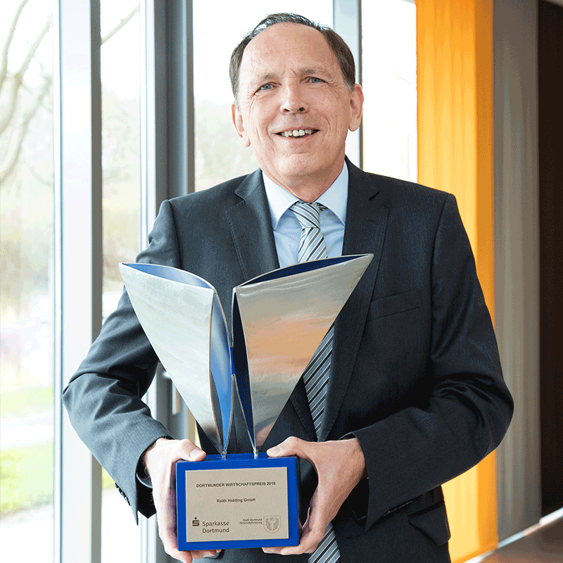 Photo of Ralf Jede with the Business Award
