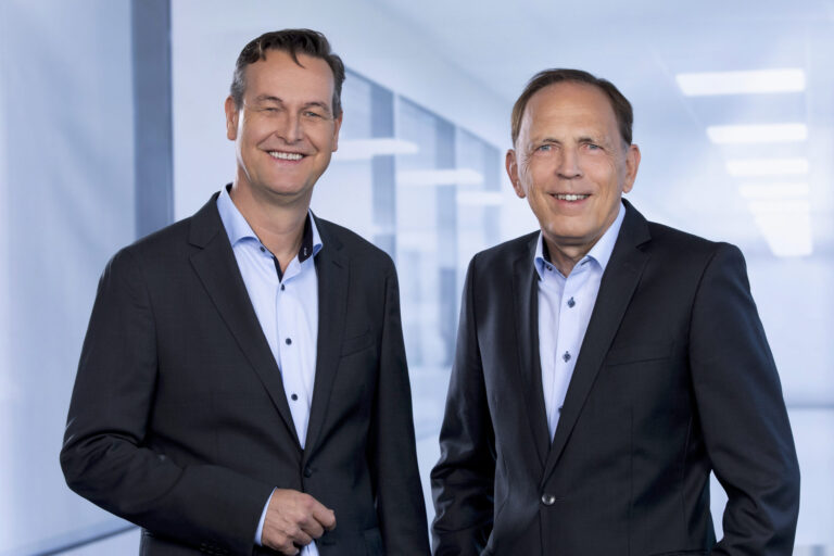 Photo of Dr. Michael Steigerwald and Dr. Ralf Jede, new and former CEO of RAITH
