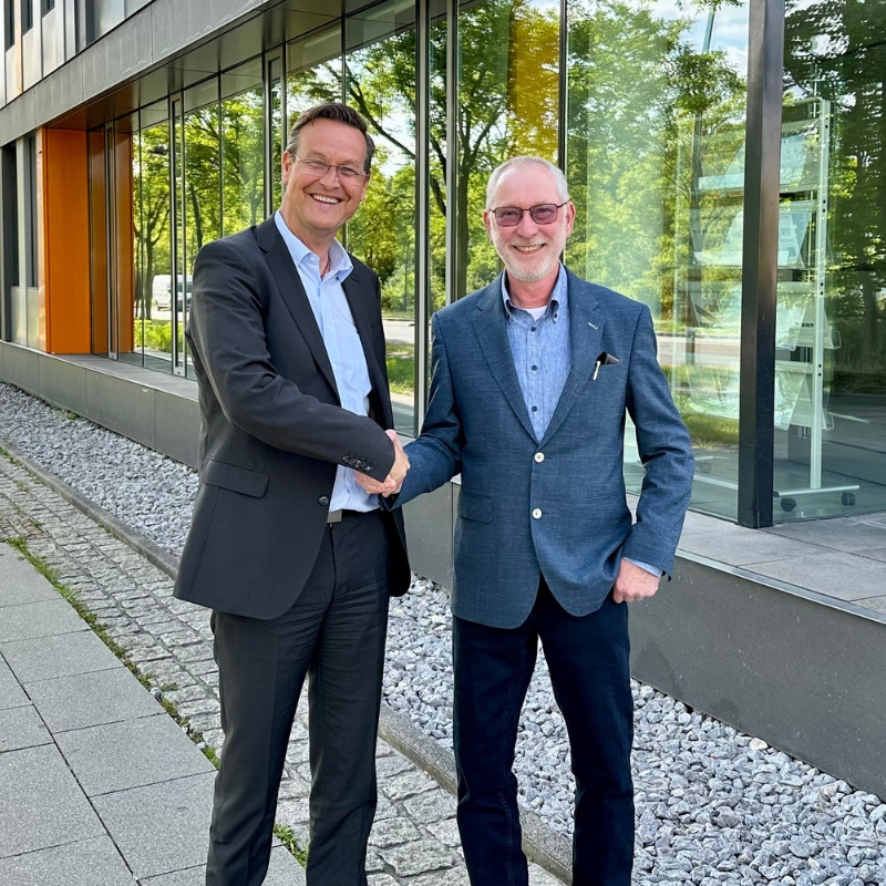 Picture of Michael Steigerwald and Norbert Bücker shaking hands after the acquisition of NBF by Raith