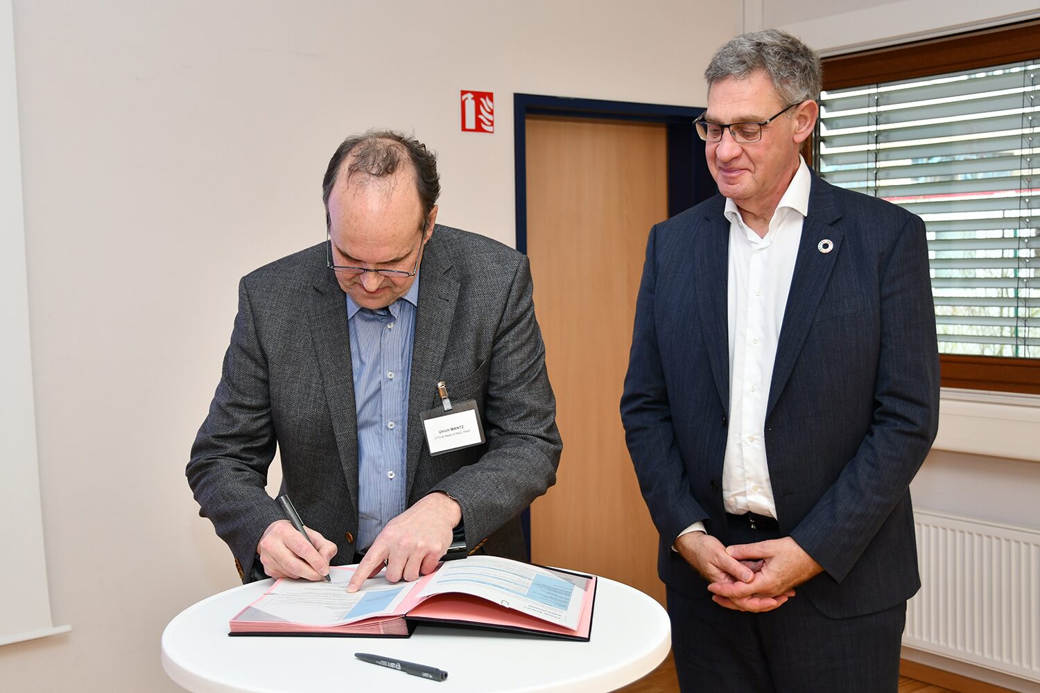 Photo of Dr. Ulrich Mantz signing the SIMS cooperation contract with LIST